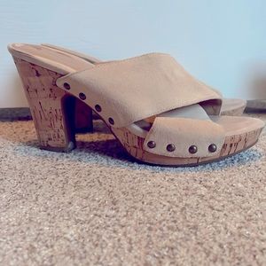 Nine West size 8.5 suede/leather clogs.  Cream color.